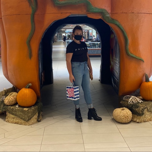 Meet your Posher, Cassidy - Picture 1 of 1